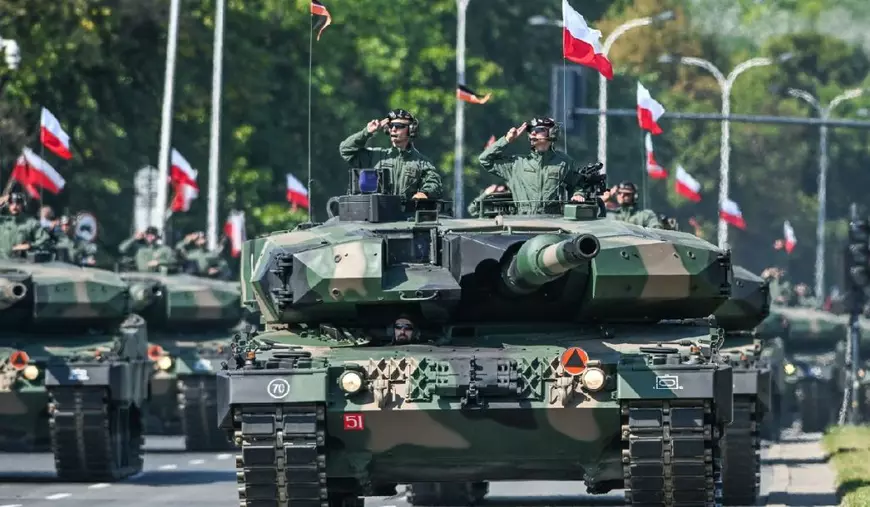 O coloană de tancuri Leopard 2PL ale Forțelor Armate Poloneze, văzută în timpul paradei de Ziua Forțelor Armate, care comemorează victoria Poloniei din 1920 asupra Armatei Roșii Sovietice și marchează cea de-a 105-a aniversare a Bătăliei de la Varșovia, în Varșovia, Polonia, pe 15 august 2025. 