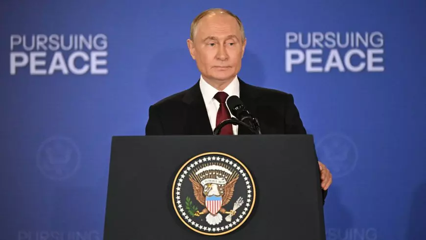 Imagine cu Vladimir Putin la conferința de presă desfășurată vineri, 15 august 2025, în Alaska.