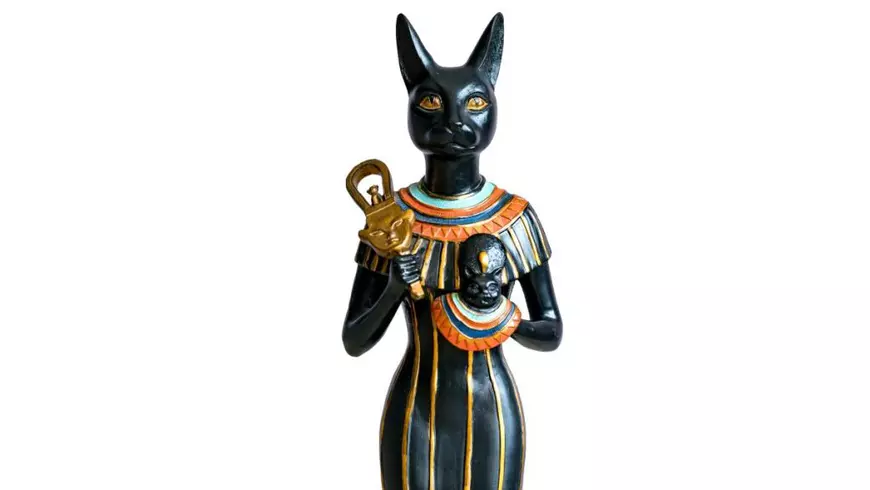 Zeița Bastet, reprezentat ca o femeie cu cap de pisică în Egiptul antic, pe fundal alb.