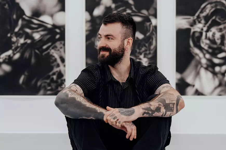 Cine este și de ce trebuie urmărit Radu Pandele, artistul care combină pictura cu noile tehnologii: „În România este un teritoriu foarte bun pentru artă acum, o epocă de aur, în București cel puțin”