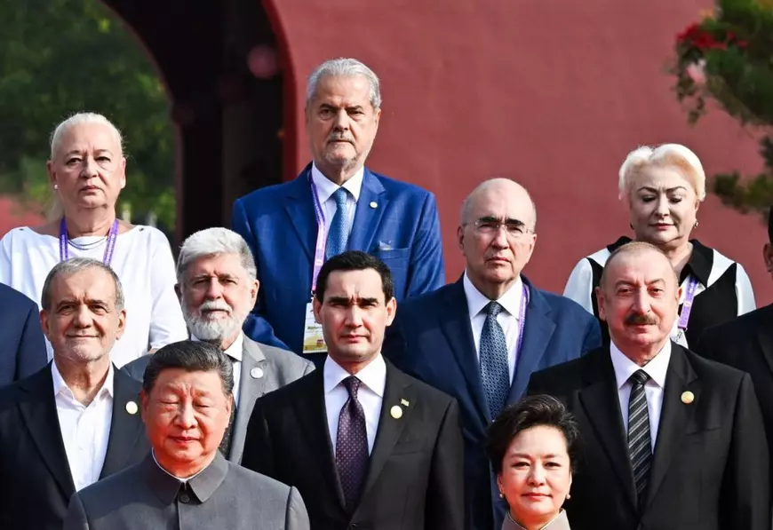 La Beijing, lângă Adrian Năstase au stat soția, Dana Năstase, și Viorica Dăncilă. Foto: Profimedia