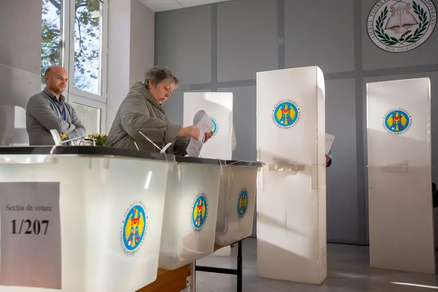 Cum pot vota moldovenii din diaspora la alegerile parlamentare din Republica Moldova 2025 - Imagine cu o femeie care votează într-o secţie de votare din Republica Moldova.