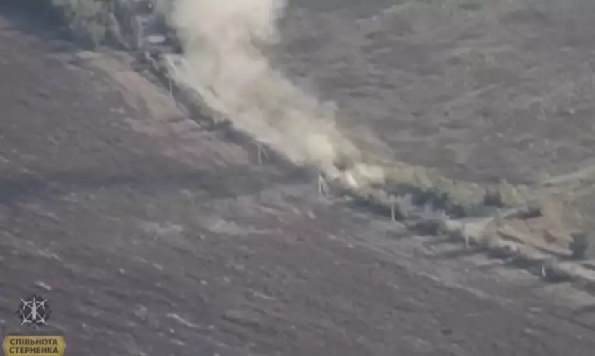 un fum gros se ridica dintr-o coloana de blindate rusesti lovite de ucraineni cu HIMARS și drone