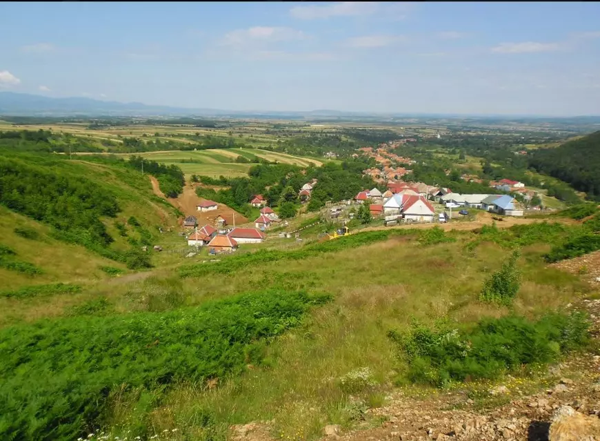 Comuna Budureasa este amplasată în sud-estul județului Bihor, la poalele Munților Apuseni