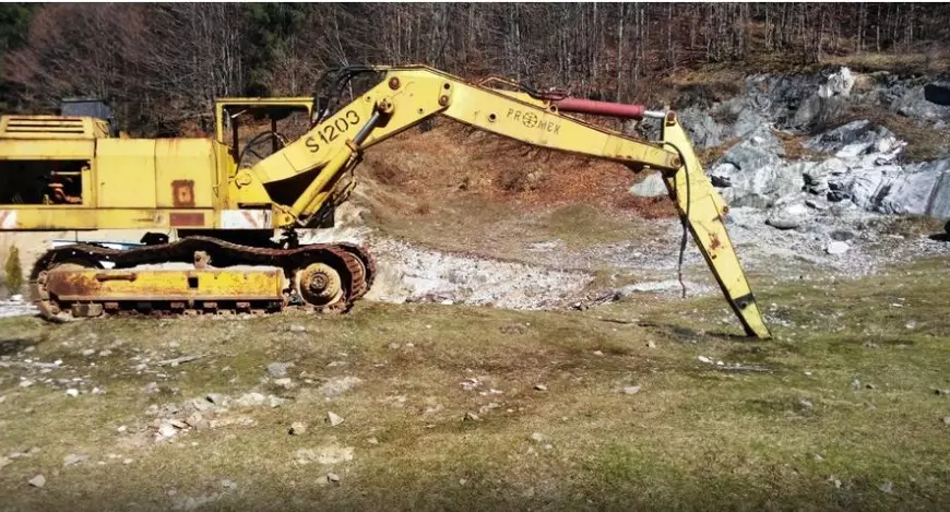 Utilaj părăsit în zona unde ar urma să fie dezvoltat proiectul minier