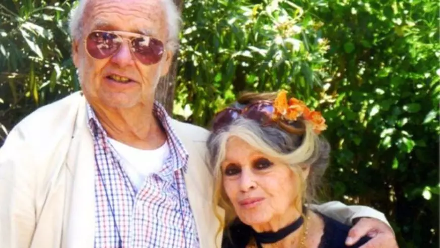 In imagine Brigitte Bardot, in dreapta, in rochie neagra si parul strans la spate, îmbrățișată de Christian Brincourt , stanga, in camasă cu carouri mici, in nuamte deschise, și o geaca crem