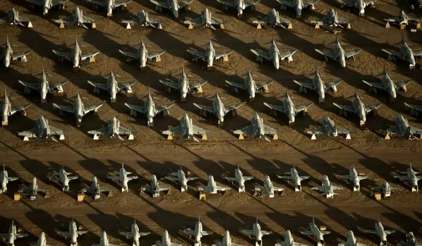 Mii de aeronave militare americane stau uitate în deșert. Cum arată unul dintre cele mai mari cimitire de avioane
