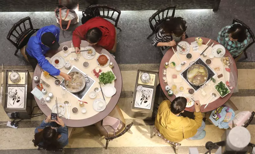 Cină publică la un restaurant din Tsing Yi. Imagine cu caracter ilustrativ. Foto Hepta