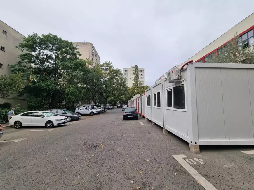 Scandalul de la Școala Hamburg continuă. Mama unui elev: „Containerele sunt amplasate  în parcarea unui bloc și nu prezintă siguranță”. La ce se referă femeia