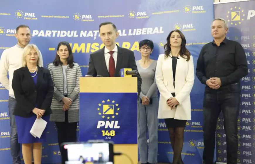 Alin Nica anunța într-o conferință de presă, că șapte membri Pro România trec la PNL Timiș, doar verbal, altminteri și-ar pierde mandatul cei care ocupă funcții publice. Printre ei și consilierul județean Elena Micicoi. Foto: expressdebanat.ro