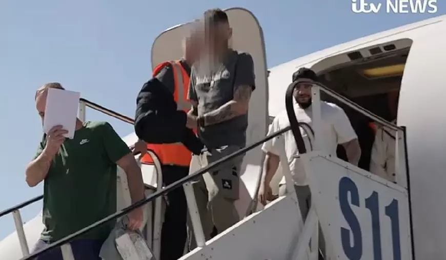 Imagini din avionul in care sunt deportati infractori români din Marea Britanie. Se văd scaunele și vestele galben fosforescent ale polițiștilor