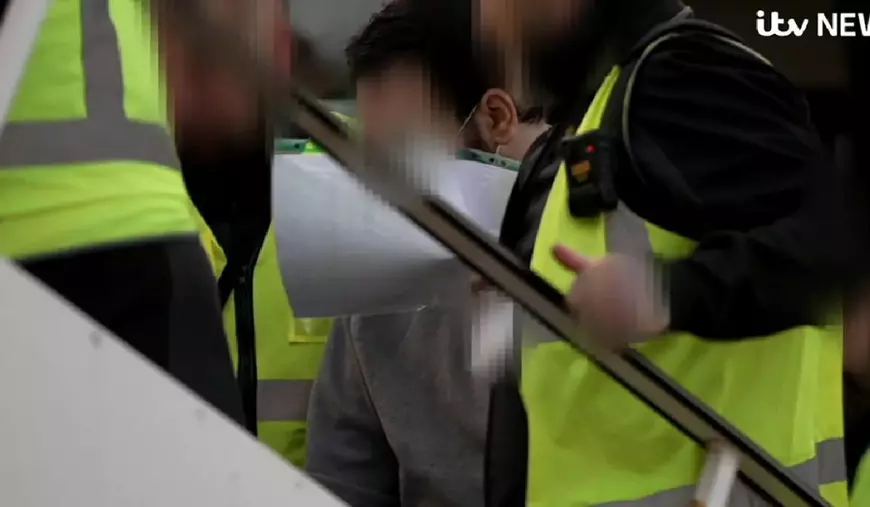 Imagini din avionul in care sunt deportati infractori români din Marea Britanie. Se văd scaunele și vestele galben fosforescent ale polițiștilor
