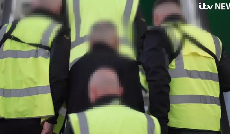 Imagini din avionul in care sunt deportati infractori români din Marea Britanie. Se văd scaunele și vestele galben fosforescent ale polițiștilor