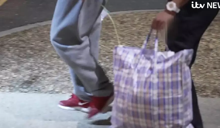 Imagini din avionul in care sunt deportati infractori români din Marea Britanie. 