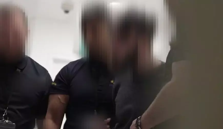 Imagini din avionul in care sunt deportati infractori români din Marea Britanie.