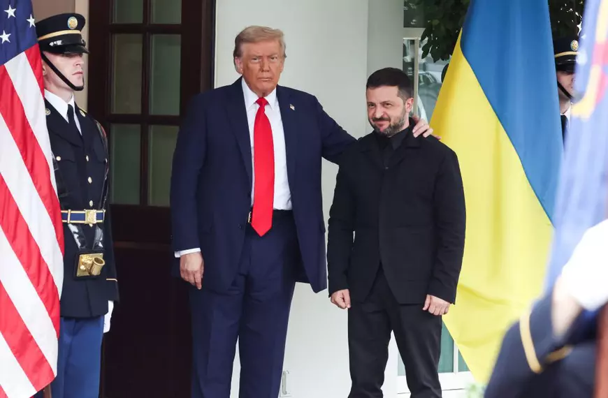 Președintele american Donald Trump (stânga) îl întâmpină pe președintele ucrainean Volodimir Zelenski la Casa Albă, înainte de întâlnirea lor cu liderii europeni. Foto: Hepta