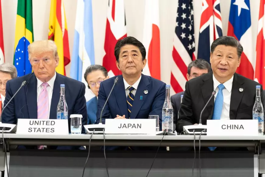 Președintele DONALD TRUMP, prim-ministrul japonez SHINZO ABE și președintele Chinei XI JINPING la summitul G20 Japonia din 2019. Foto: Hepta
