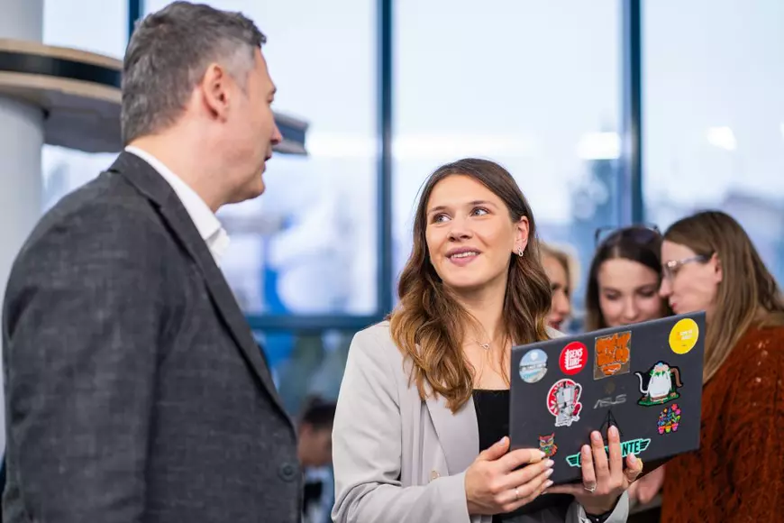 Povestea oamenilor care inspiră noua generație. Cine sunt mentorii din spatele Gen Z și cum fac diferența pentru tinerii din ziua de azi, prin ZBOR, în comunitate