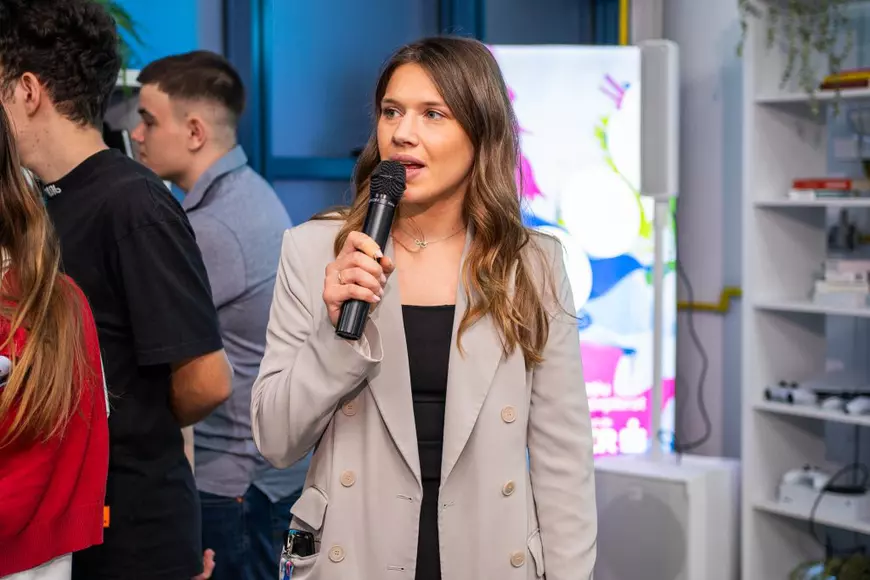 Povestea oamenilor care inspiră noua generație. Cine sunt mentorii din spatele Gen Z și cum fac diferența pentru tinerii din ziua de azi, prin ZBOR, în comunitate