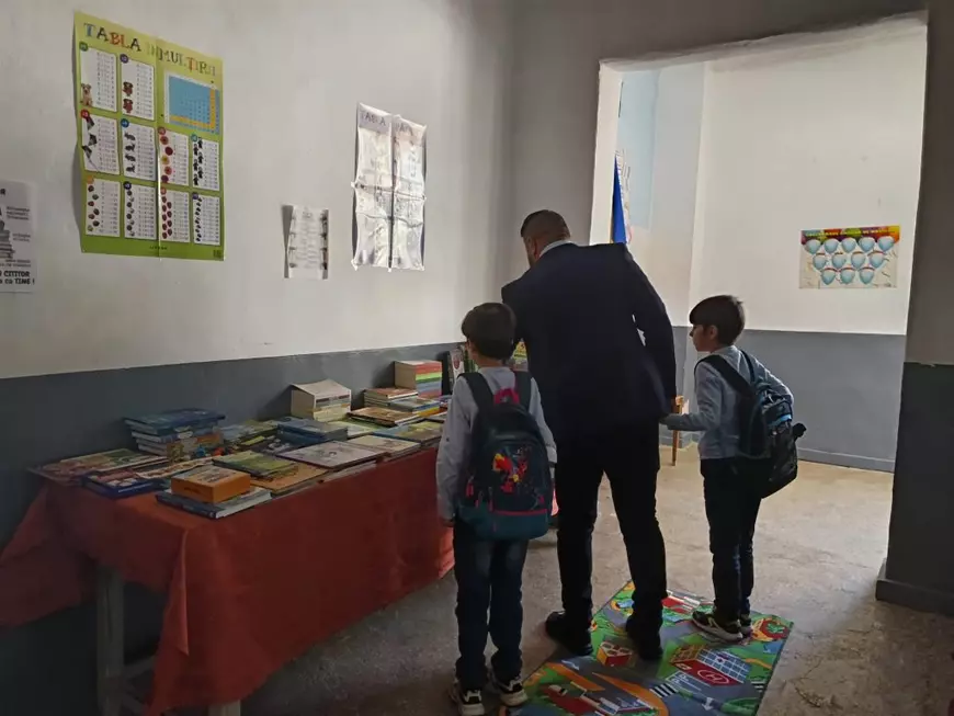 Un bărbat din Argeș a intrat în greva foamei, cerând redeschiderea unei școli comasate. „Iarna, copiii noștri vor face naveta prin pădure, unde sunt urși, mistreți și șacali”