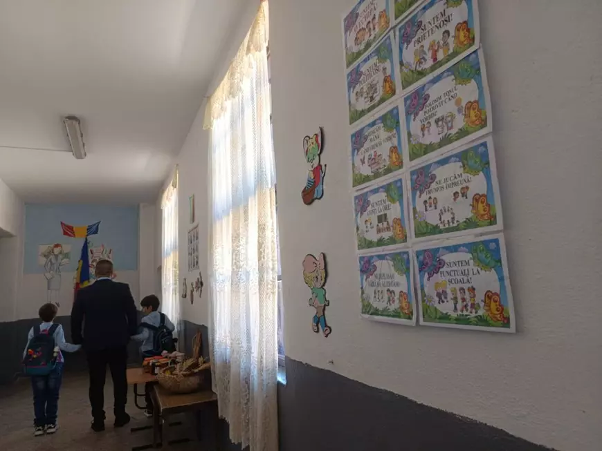 Un bărbat din Argeș a intrat în greva foamei, cerând redeschiderea unei școli comasate. „Iarna, copiii noștri vor face naveta prin pădure, unde sunt urși, mistreți și șacali”