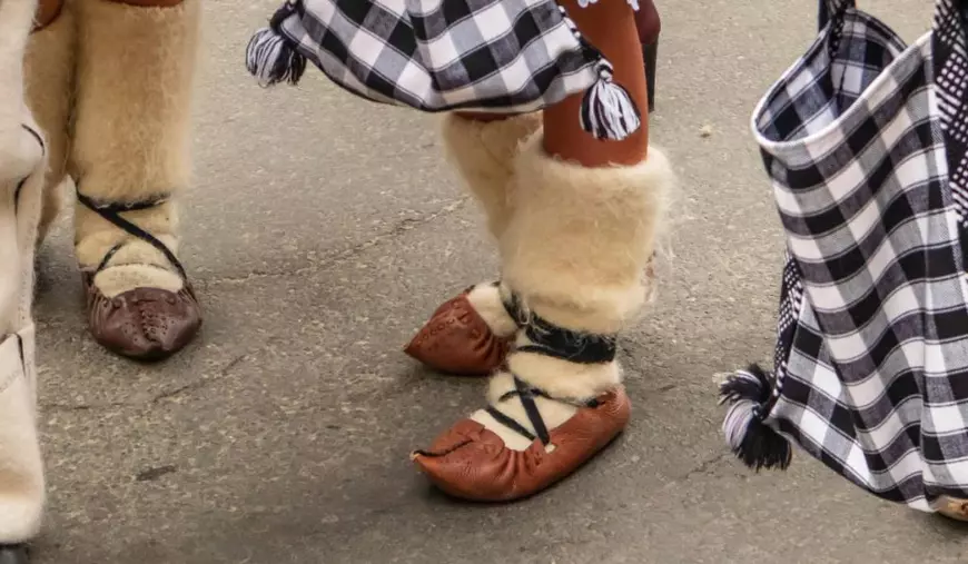 Prada a lansat o pereche de pantofi de aproape 1.200 de euro care &bdquo;seam&#259;n&#259; leit&rdquo; cu opincile: &bdquo;Un rom&acirc;n nu ar da at&acirc;&#539;ia bani&rdquo;