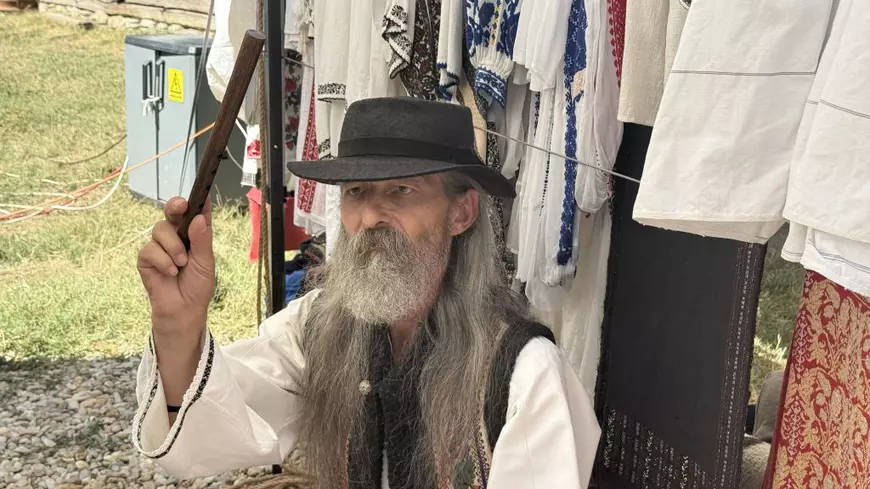 „Mie îmi place să vorbesc mai mult în lut decât în cuvinte!”. Povestea lui Petronel Stanciu, meșterul care dă viață tradițiilor românești