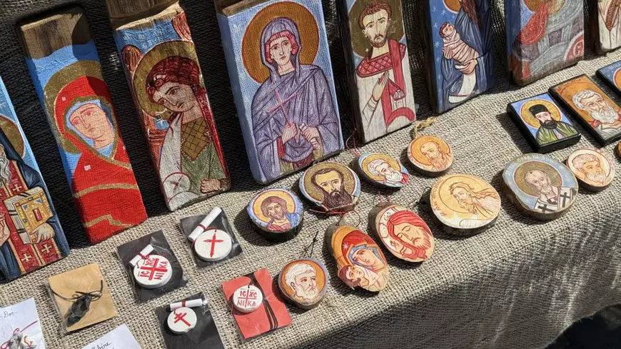 Teodore-Adrian Negoiță din satul Bârlogeni, județul Mehedinți, străbate România cu zeci de icoane și obiecte unicat