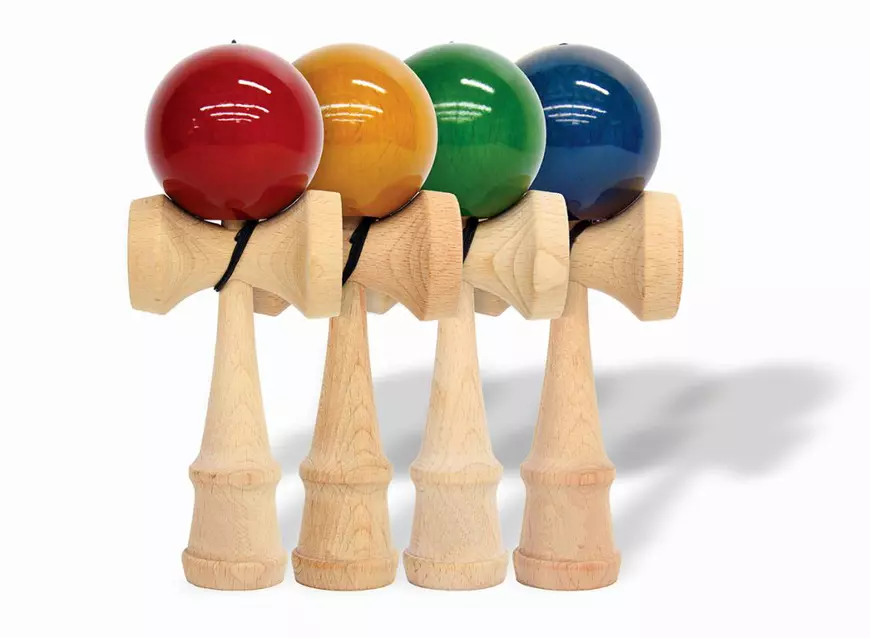 Jucărie tradițională japoneză „Kendama” în 4 culori, izolată pe fundal alb