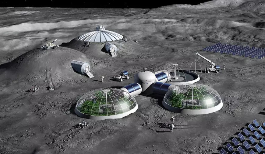 Această imagine este o reprezentare artistică a unei baze umane permanente pe Lună, ilustrând o colonie spațială cu module presurizate conectate și cupole transparente conținând vegetație. Peisajul lunar, cu cratere și suprafață stâncoasă, include roboți de construcție, panouri solare extinse și astronauți, sugerând o misiune complexă de explorare și locuire.