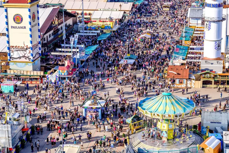 De la Oktoberfest la Ziua Morţilor - sărbători de toamnă în lume - Imagine aeriană asupra locului în care se defăşoară Oktoberfest, în care se disting sute de oamni participanţi şi pavilionul Paulaner.