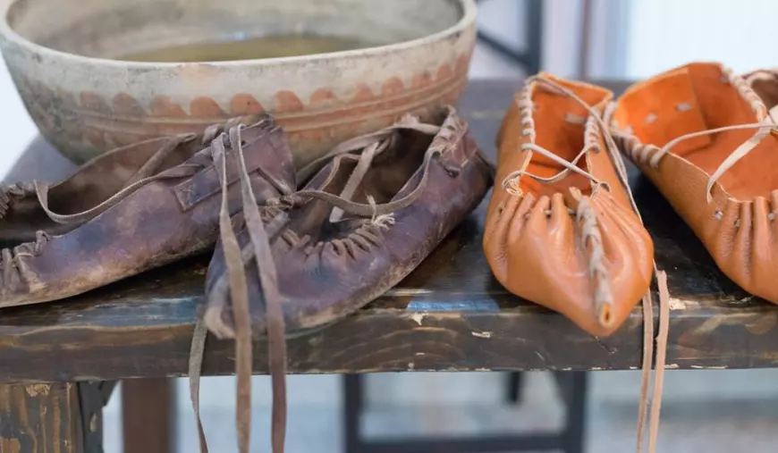 Prada a lansat o pereche de pantofi de aproape 1.200 de euro care &bdquo;seam&#259;n&#259; leit&rdquo; cu opincile: &bdquo;Un rom&acirc;n nu ar da at&acirc;&#539;ia bani&rdquo;