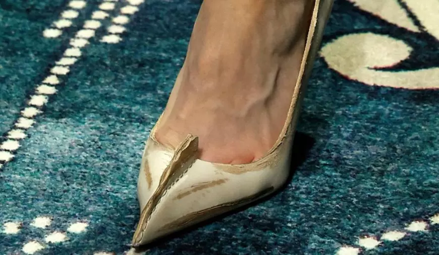 Prada a lansat o pereche de pantofi de aproape 1.200 de euro care &bdquo;seam&#259;n&#259; leit&rdquo; cu opincile: &bdquo;Un rom&acirc;n nu ar da at&acirc;&#539;ia bani&rdquo;