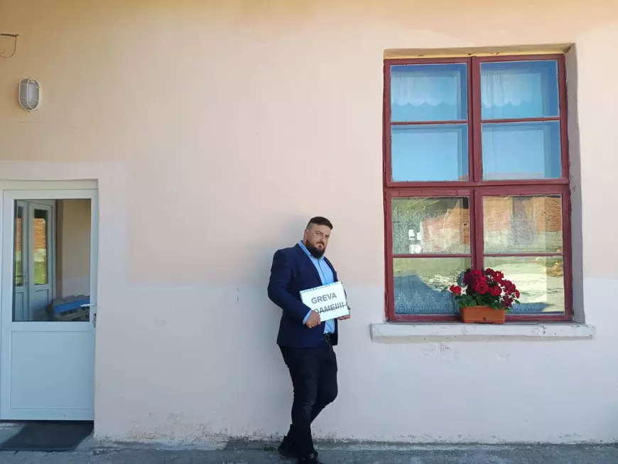 Un bărbat din Argeș a intrat în greva foamei, cerând redeschiderea unei școli comasate. „Iarna, copiii noștri vor face naveta prin pădure, unde sunt urși, mistreți și șacali”