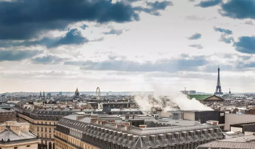 Raze de soare peste frumosul oraș Paris într-o zi rece de iarnă.