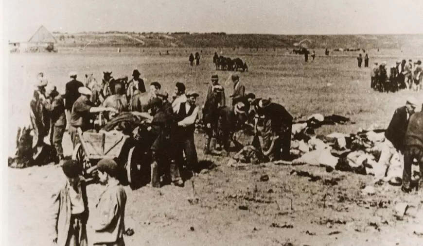 Imagine de arhiva, sepia, din timpul Pogromului de la Iași, oameni pe strazi, cadavre scoase din Trenul Morții din Iași în timpul unei opriri a călătoriei. 1941, România 