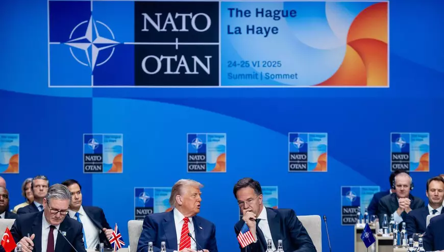 Președintele SUA, Donald Trump, și secretarul general al NATO, Mark Rutte, participă la reuniunea Consiliului Nord-Atlantic (NAC) la summitul NATO de la Haga. Foto: Hepta