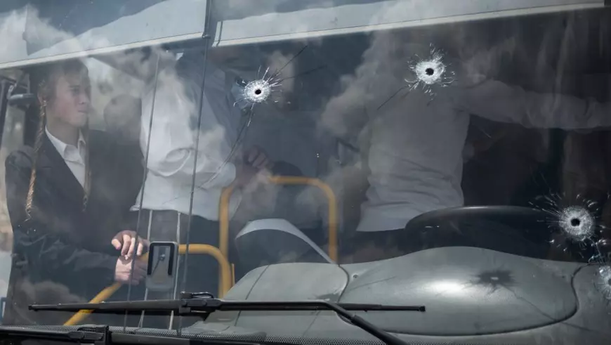 Se văd urme de gloanțe pe parbrizul unui autobuz la stația de autobuz unde a avut loc un atac armat în Ierusalim