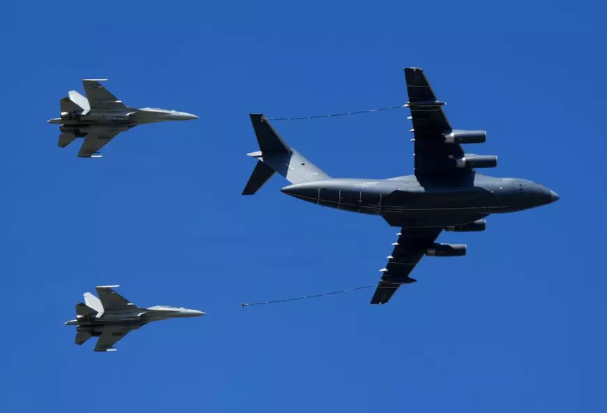 Avionul cisternă YY-20A și avioanele de vânătoare J-16 evoluează pe cer în cadrul activităților din cadrul zilei porților deschise ale Forțelor Aeriene ale Armatei Populare de Eliberare a Chinei (PLA) și al Salonului Aeronautic de la Changchun, pe 23 septembrie 2025, la Changchun.