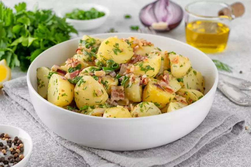 Salată de cartofi cu bacon