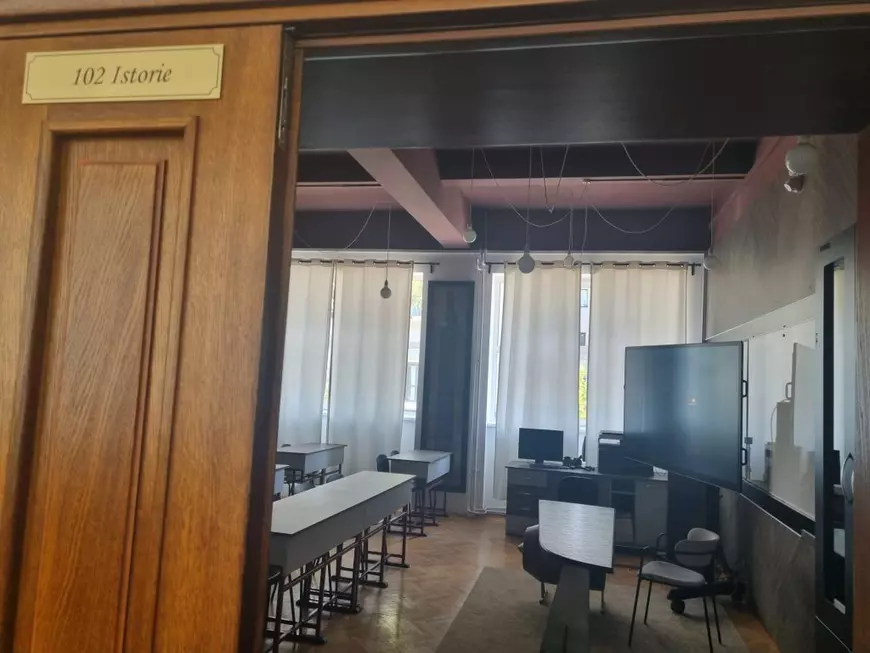 Cum s-a boicotat prima zi de școală la un liceu de top din București: clase pustii, profesori revoltați și elevi care s-au întâlnit pentru a merge la suc