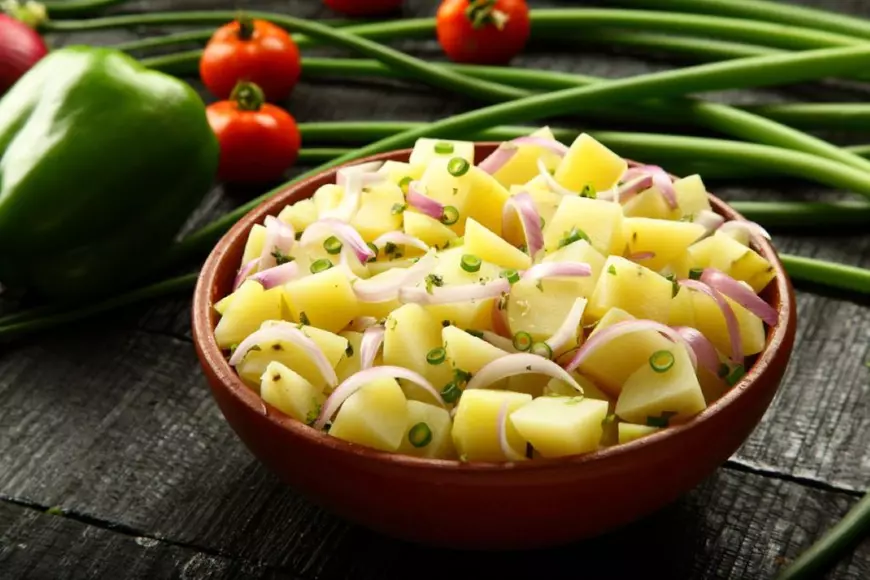 Salată de cartofi cu ceapă roșie
