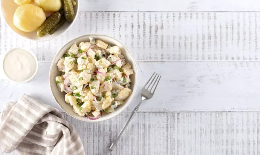 Salată de cartofi cu maioneză și murături