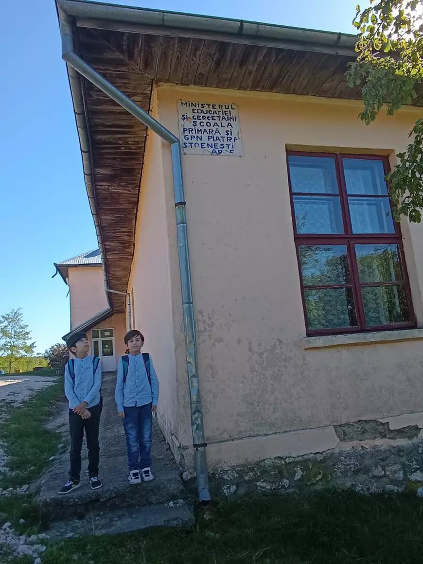 Un bărbat din Argeș a intrat în greva foamei, cerând redeschiderea unei școli comasate. „Iarna, copiii noștri vor face naveta prin pădure, unde sunt urși, mistreți și șacali”