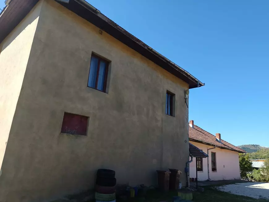 Un bărbat din Argeș a intrat în greva foamei, cerând redeschiderea unei școli comasate. „Iarna, copiii noștri vor face naveta prin pădure, unde sunt urși, mistreți și șacali”
