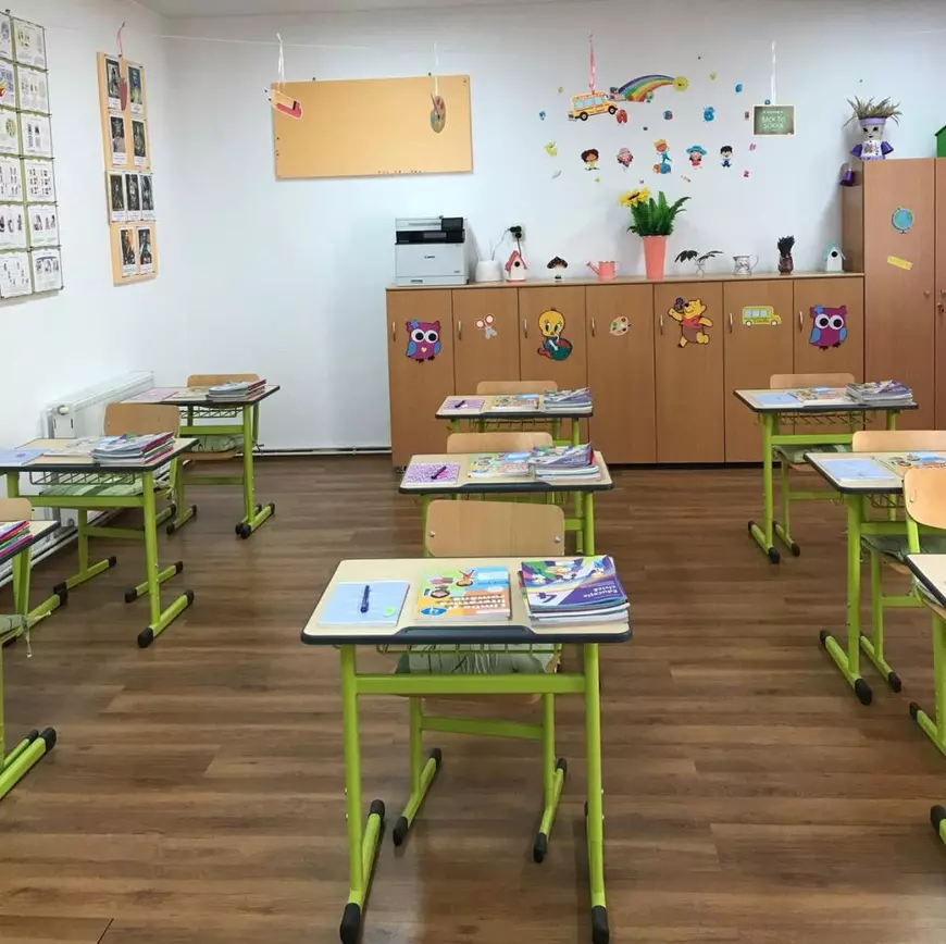 Cum a fost transformată o școală cu toaletă în curte și soareci în clase într-un hub educațional de secol XXI. Director: „Elevii de la țară trebuie să aibă aceleași șanse ca și cei de la oraș”