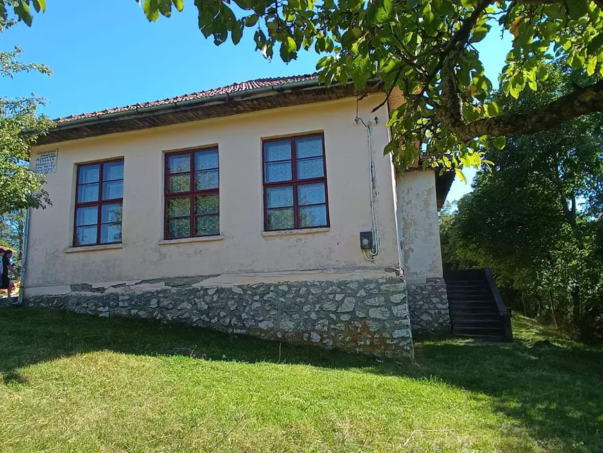 Un bărbat din Argeș a intrat în greva foamei, cerând redeschiderea unei școli comasate. „Iarna, copiii noștri vor face naveta prin pădure, unde sunt urși, mistreți și șacali”