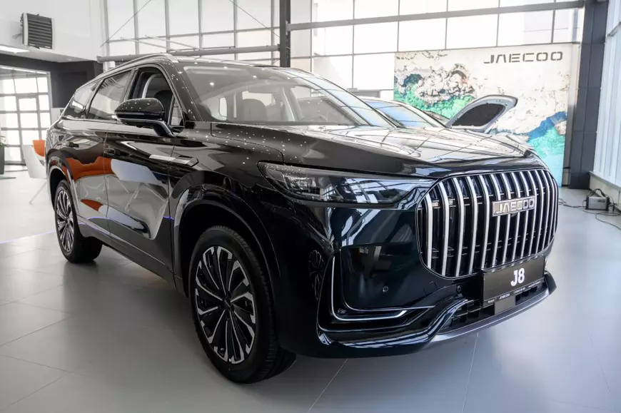 Mașină Jaecoo J8 de la Chery, de culoare neagră, într-un showroom