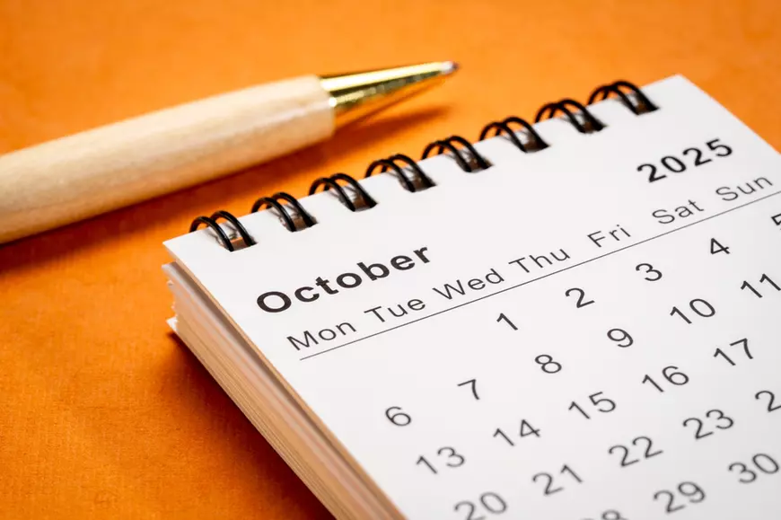 Calendar ortodox octombrie 2025 - Imagine cu o pagină de calendar reprezentând luna octombrie 2025.