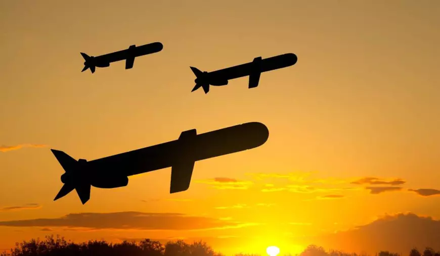 3 Siluete de rachete de croazieră Tomahawk la apus